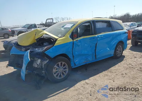 2021 Toyota Sienna Le z USA, uszkodzony, nr VIN 5TDKRKEC9MS044286